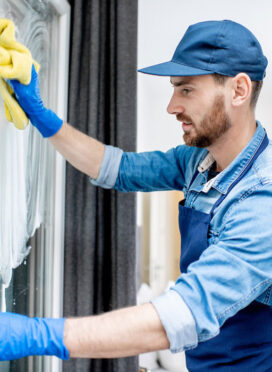 O persoană efectuează un cleaning în Chișinău profesionist, spălând geamurile pentru o curățenie impecabilă. Serviciile noastre de cleaning în Chișinău garantează geamuri clare și fără urme!