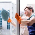 O persoană efectuează un cleaning în Chișinău după reparații, asigurându-se că fiecare colț al spațiului este curat și fără praf. Serviciile noastre de curățenie în Chișinău îți transformă locuința într-un spațiu impecabil, după fiecare renovare!