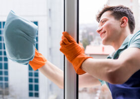 O persoană efectuează un cleaning în Chișinău după reparații, asigurându-se că fiecare colț al spațiului este curat și fără praf. Serviciile noastre de curățenie în Chișinău îți transformă locuința într-un spațiu impecabil, după fiecare renovare!